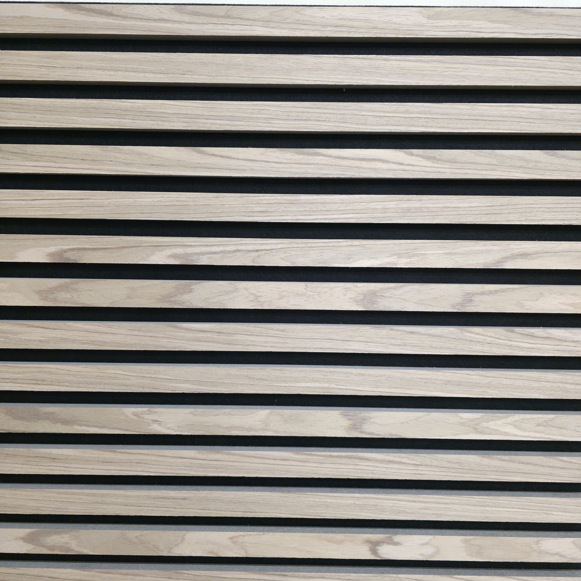 Pack mit 4 Quadratischen Holz-Akustik-Wandpaneelen 600mm x 600mm Mit 1x Gratis-Kleber