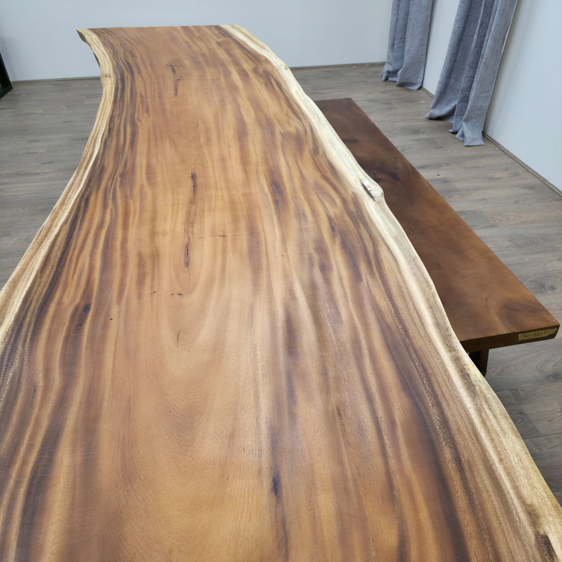 300cm x 88cm Live-Edge Ostnussbaum Esstisch