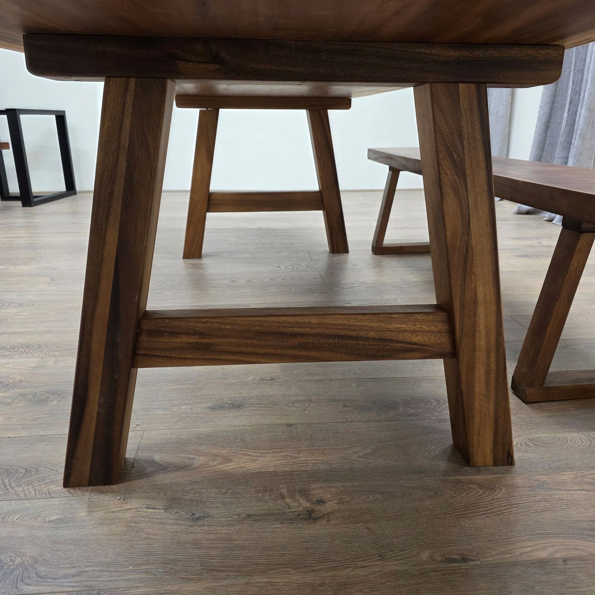 300cm x 88cm Live-Edge Ostnussbaum Esstisch