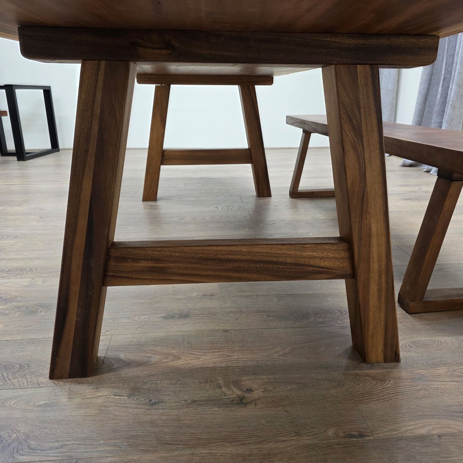 300cm x 88cm Live-Edge Ostnussbaum Esstisch