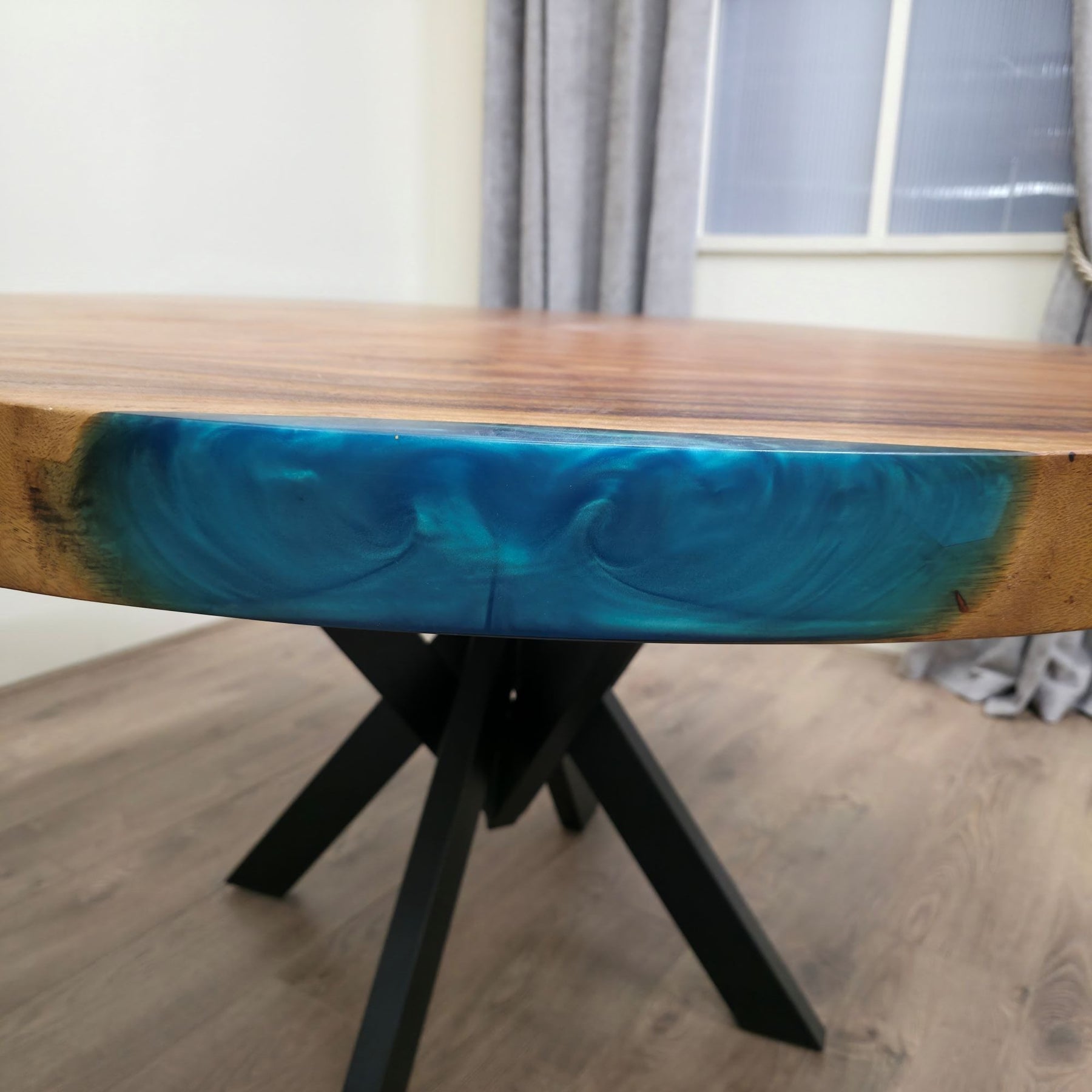 136cm Runder Blauer Resin Live-Edge Ostnussbaum Esstisch