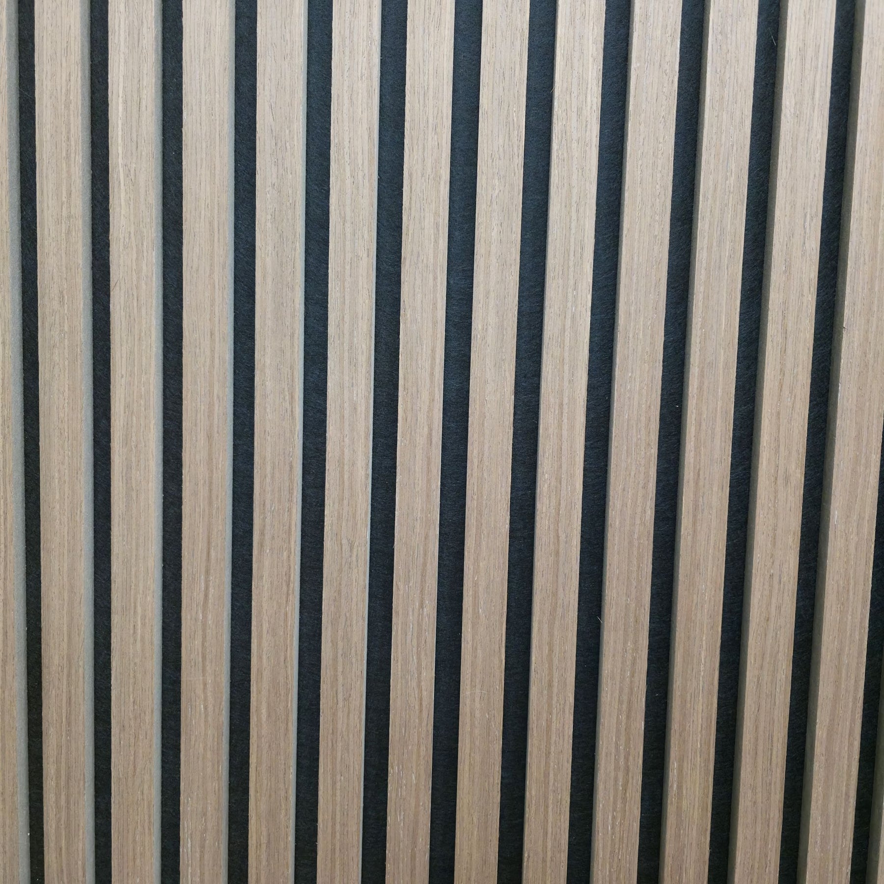 Pack mit 4 Quadratischen Holz-Akustik-Wandpaneelen 600mm x 600mm Mit 1x Gratis-Kleber