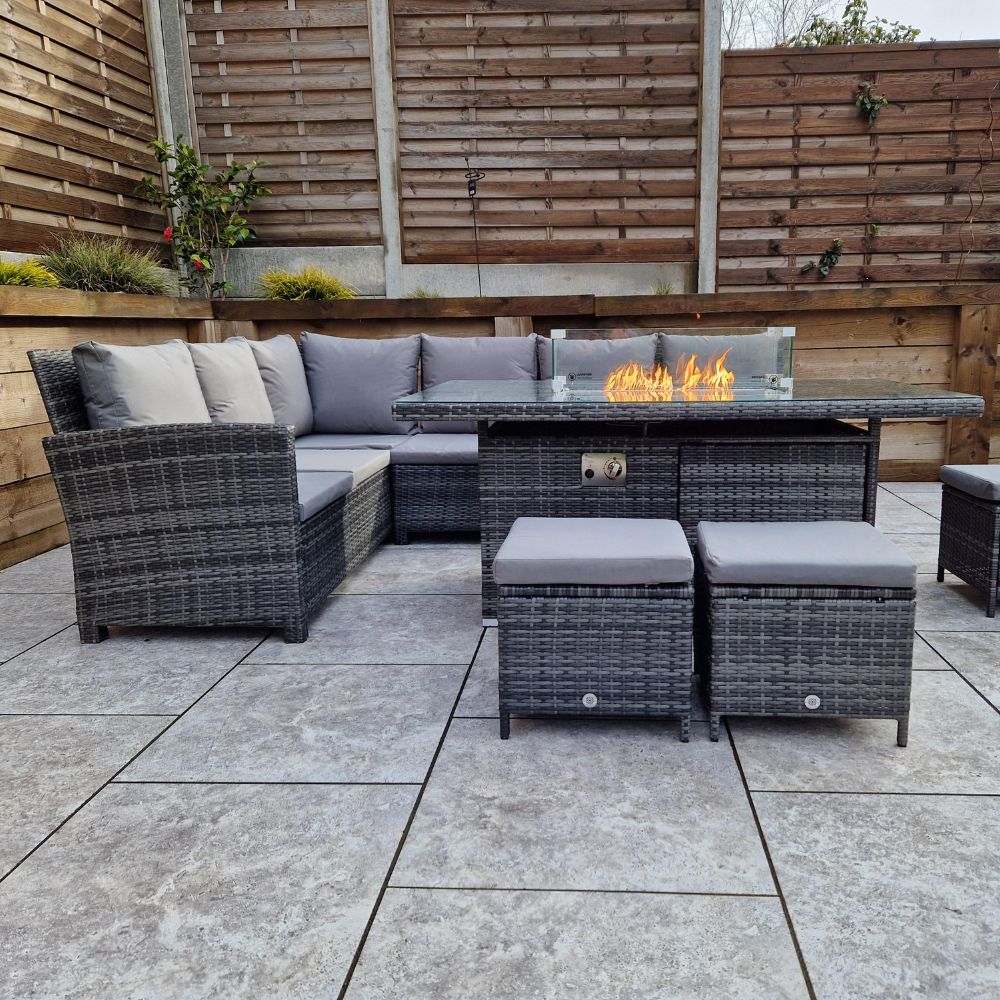Das Windsor Rattan Feuerstellen-Ecksofa und Hocker Garten-Set