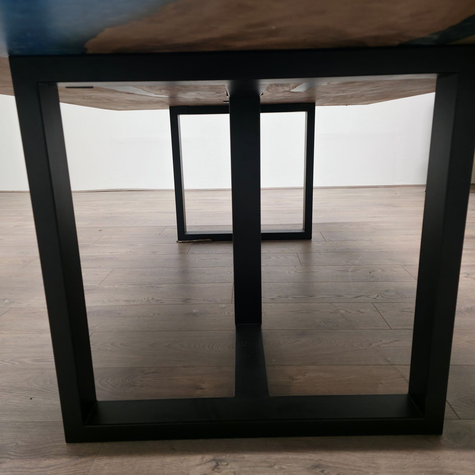 210cm x 145cm Blauer Resin Live-Edge Ostnussbaum Esstisch