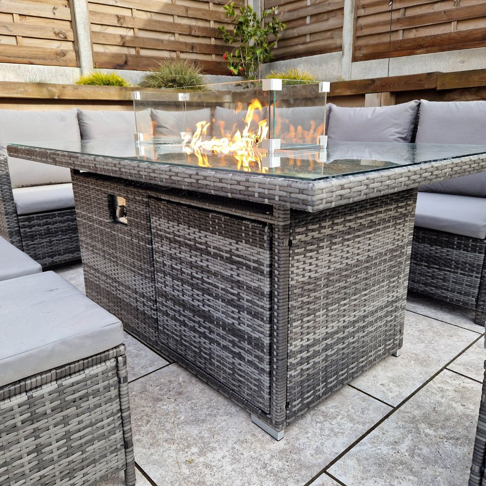 Das Windsor Rattan Feuerstellen-Ecksofa und Hocker Garten-Set
