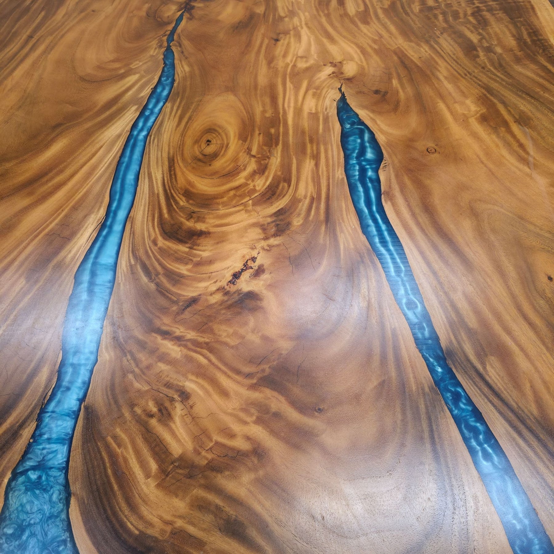 210cm x 145cm Blauer Resin Live-Edge Ostnussbaum Esstisch