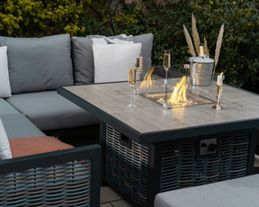Das Cambridge Rattan Feuerstellen-Ecksofa und Bänke Garten-Set