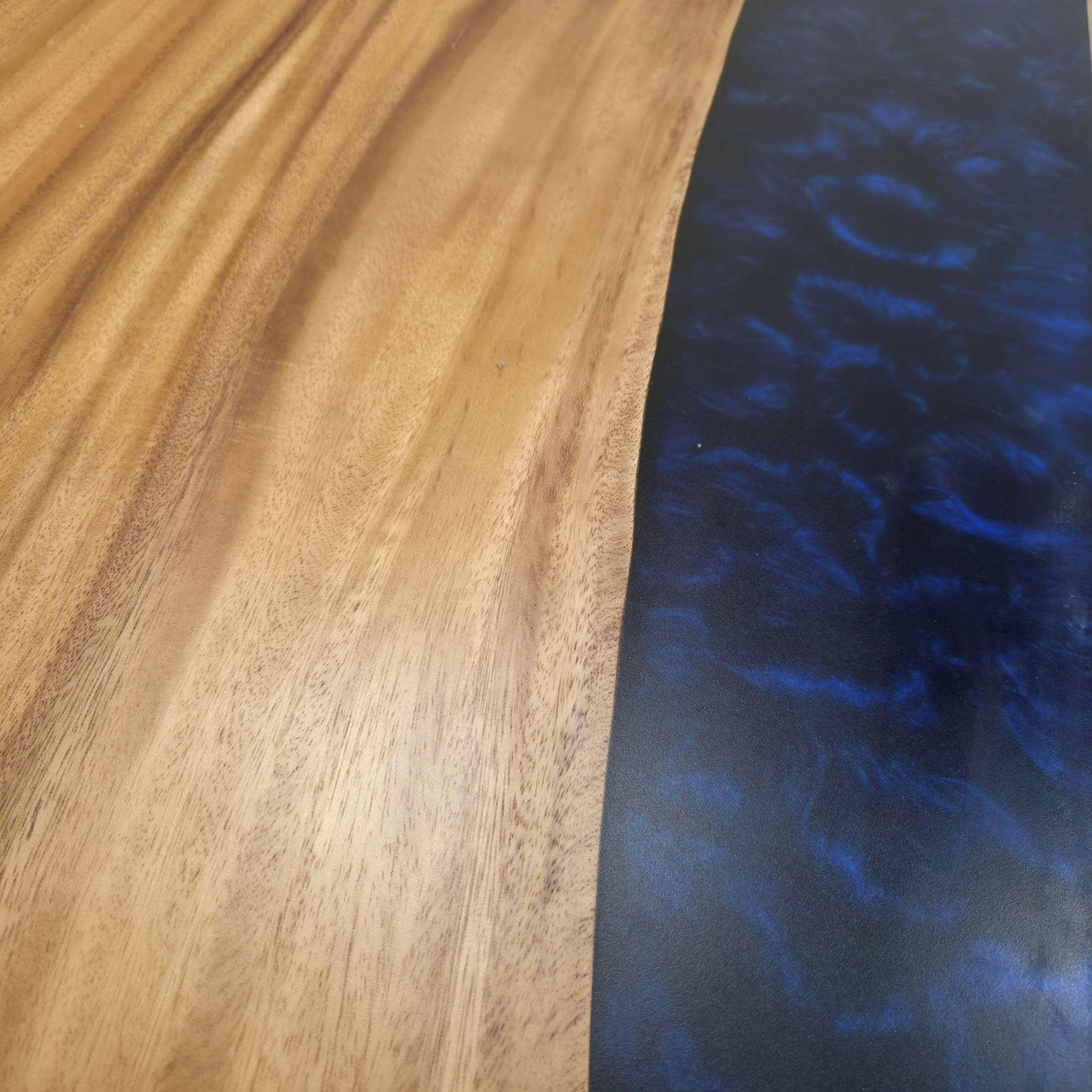 239cm x 91cm Live-Edge Ostnussbaum Esstisch