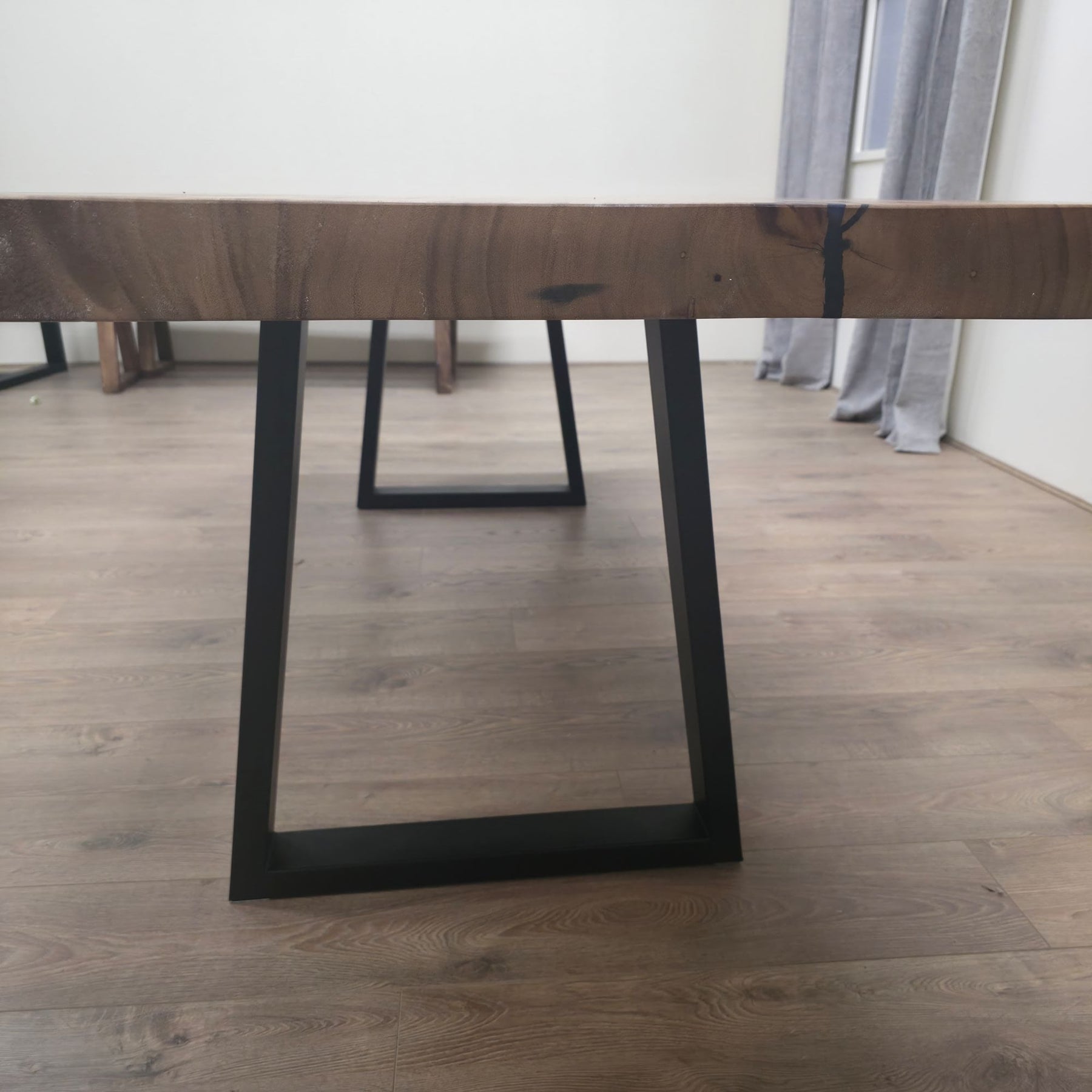 239cm x 91cm Live-Edge Ostnussbaum Esstisch